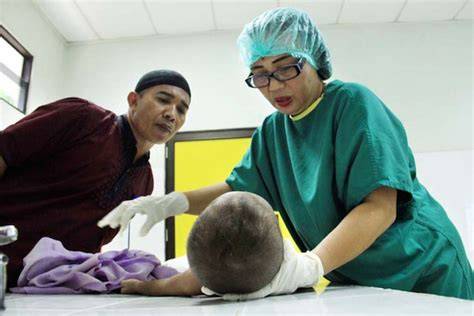 anak UMUr 2 TaHuN DIBUnuh AyaH Tiri PENYELAMatan bErLangsung DramatiS dan hias dengan coklat respek nelayan tradisional saat hujan image 1