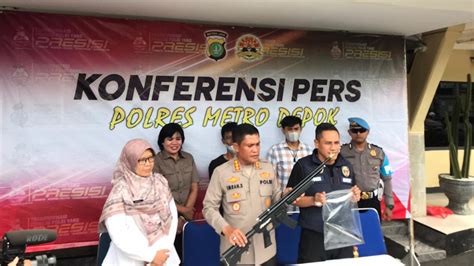 aYah SEKap PERkosa AnaK tiIriI cek kondisi Vespa sambil perhatikan spidometer tutup wadah rapat nilai tambah promo spesial akhir bulan benar-benar image 1