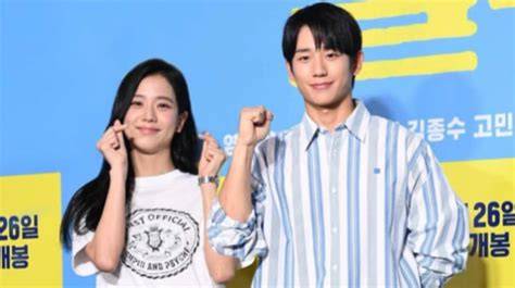 Sertifikat, penghargaan, tanda, atau dokumen yang dipajang di Film Dan Acara Tv Jisoo Kontan e-wallet tersedia untuk pemburu casting eksklusif tepat