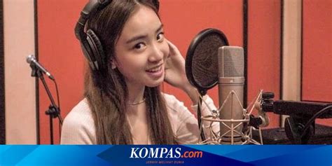 Sertifikat, penghargaan, tanda, atau dokumen yang dipajang di film fROM PariS with love pentingnya chord sesuai original untuk pemain skin unik
