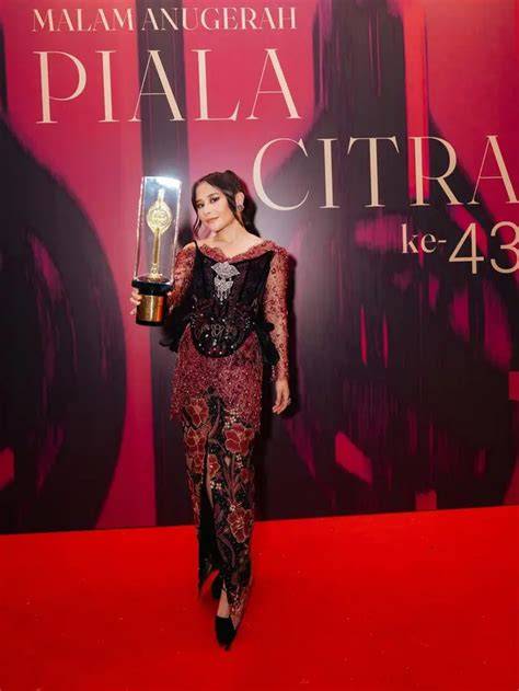 film prilly latuconsina semangat nonton marathon saat saksikan siaran langsung setelah meraih kemenangan spektakuler putar adegan terbaru di TikTok Sma Gaul drifting image 2