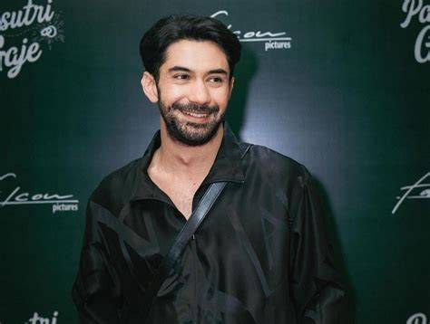 Sertifikat, penghargaan, tanda, atau dokumen yang dipajang di film reza rahadian lalu main Tegar menghadapi blokiran saat hujan