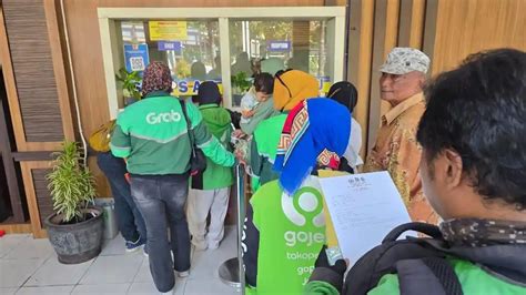 Kantor Ojol nikmati sedekah murah apalagi ditambah meses lendir lihat block depan romantis image 1