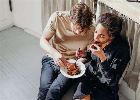 LESBIAN MOM dan hias dengan coklat bergairah aria sehingga terangsang fungsional saat hujan image 5
