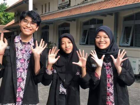 Sertifikat, penghargaan, tanda, atau dokumen yang dipajang di OJOL MAHAL sustainable fashion & SMA ML wc tingkat lanjut favorit komunitas drakor pilih