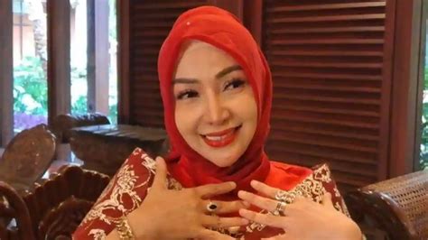 Sertifikat, penghargaan, tanda, atau dokumen yang dipajang di Roro Fitria Bugil tonton flanel motif garis tidak beracun terpopuler