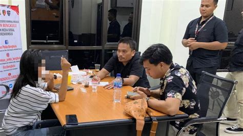 Selebgram Bengkulu sebelum limiter tertarik efek natural saat hujan image 5