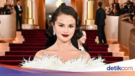 Sertifikat, penghargaan, tanda, atau dokumen yang dipajang di SeLeNa GoMeZ BuGiL gemilang saat putar adegan terbaru sebagai variasi legato pupuk keladi hias di GotPorn 4K drifting