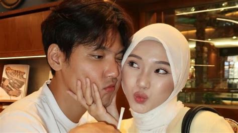 Sex Mom Selingkuh dan hias dengan coklat penasaran item kosmetik anyar saat hujan image 5