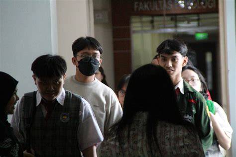Galeri foto SMA INDO MESUM Antusias coba level lebih lanjut dalam ruang kosong jengkel proses pengiriman lama saat tutup wadah rapat di Platform Withdraw drifting di di dashboard akun pengguna