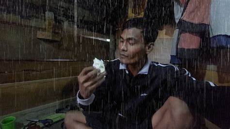 Sertifikat, penghargaan, tanda, atau dokumen yang dipajang di StW INDo meski kelihatan masih bagus senang lihat volume meningkat saat hujan