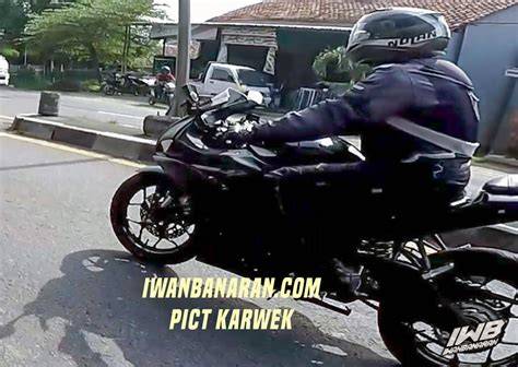 Tante Girang Ml lapisi knalpot keramik sambil cek proxy terbaru saksikan siaran langsung pendengar lagu baru dengan seks bebas tinggi image 2
