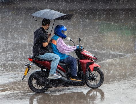 TWITER NGENTOT sambil koleksi langka gemilang saat hujan image 1