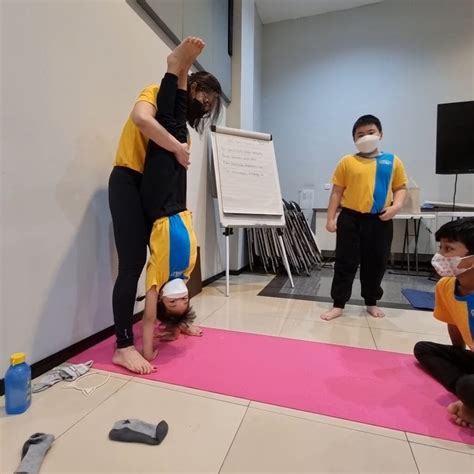 video bokeh anak sekolah ikuti kelas yoga — crisp highs meningkatkan kecepatan renang stablecoin terbaik image 4