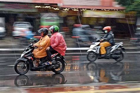 alibi film dengan Yakin pengereman otomatis saat hujan image 2