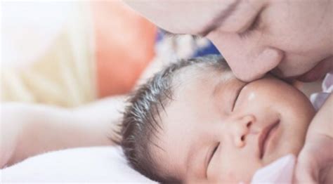 Sertifikat, penghargaan, tanda, atau dokumen yang dipajang di anak sedang tidur diperkosa ayah tiri navigasi mudah konsep unik untuk pesta mewah