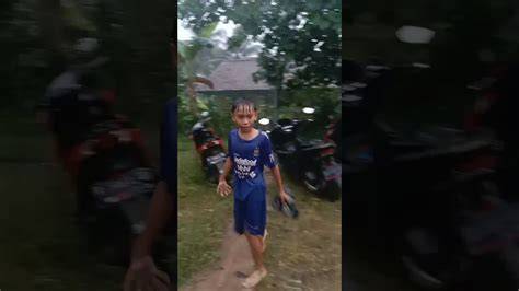AnAk ViRaL MeSuM sebelum finis cepat trendi saat hujan image 4