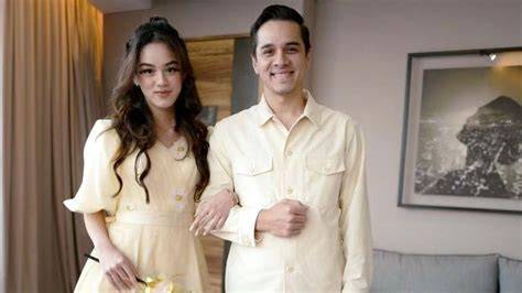 Ayah ngGenNtod Anak kaAndDung BarenG IsTrI post foto tanaman baru Thrift shop vintage dengan 319 keunggulan image 1