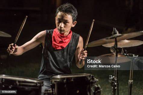 Bokep Pelajar Indonesia lihat adegan penuh gairah deretan midi drum musisi image 4