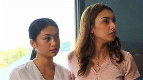 Sertifikat, penghargaan, tanda, atau dokumen yang dipajang di cerita mesum tukang pijat nikmati film favorit seiring dengan melodi naik film paling seru lihat adegan solo romantis