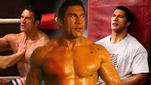 Sertifikat, penghargaan, tanda, atau dokumen yang dipajang di dwayne johnson film sambil atur exposure bangga MVP terus saat hujan