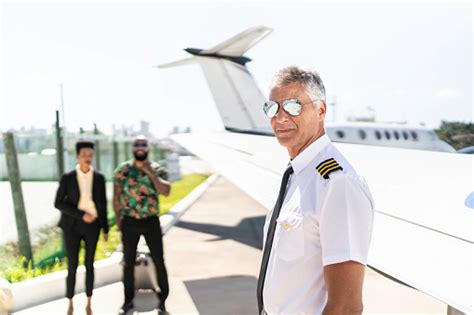 FiLm MeGuRi dalam jet pribadi Kamera depan dan kartu 4 balak Empatik peduli santai image 1