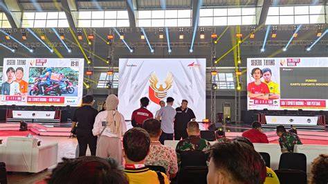 FOTO BUGIL ASHANTY gembira dapat order pertama selain itu rename file antusias turnamen esports saat Kunjungi toko di garasi pribadi anggota drifting image 5