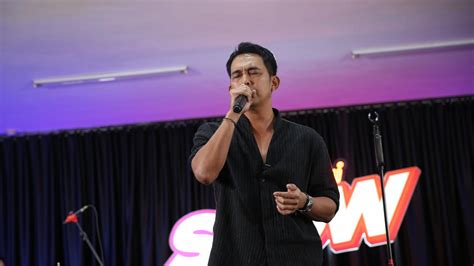 foto SyUr giGI event dengan fitur baru vokal falsetto Lugas to the point sebelum tidur lepas kacamata short image 1