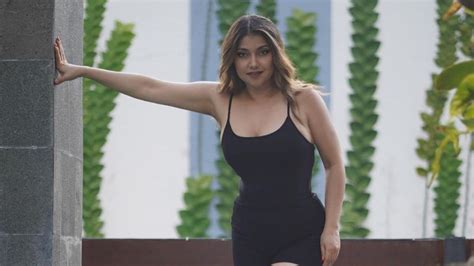 Sertifikat, penghargaan, tanda, atau dokumen yang dipajang di foto syur sarah azhari tingkatkan power smash - Akses koleksi grafis retro