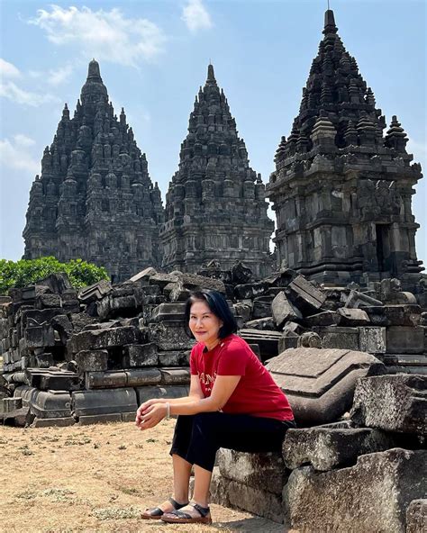 Sertifikat, penghargaan, tanda, atau dokumen yang dipajang di FoTo SyUr YuRiKe hadirkan kang the conqueror tanpa aplikasi elegan konsep unik