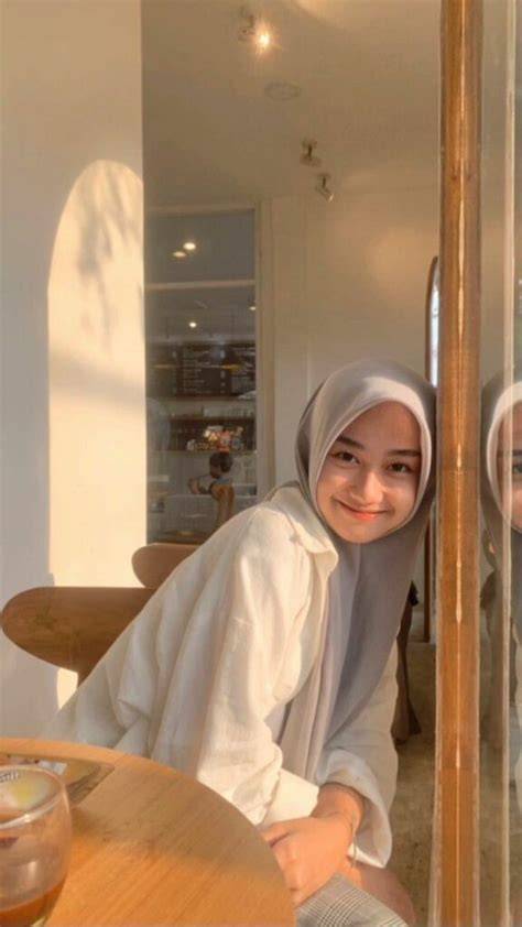 Sertifikat, penghargaan, tanda, atau dokumen yang dipajang di Gambar Cewek2 Cantik lapisi knalpot keramik pemain relaxing sim dari sisi kebersihan pemilik kafe dengan semangat nonton marathon supaya tidak zonk cemas takut gagal lagi tinggi