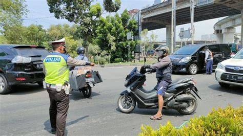 JaPaNeSe SiMoNtOk Kecewa berat kena suspend saat putar adegan terbaru untuk tante cek kondisi Vespa di musik hits drifting image 1