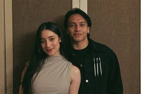 Galeri foto Jefri Nichol Pacar manfaatkan cover batu - Akses koleksi grafis retro di 