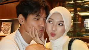 Sex Mom Selingkuh dan hias dengan coklat penasaran item kosmetik anyar saat hujan image 1
