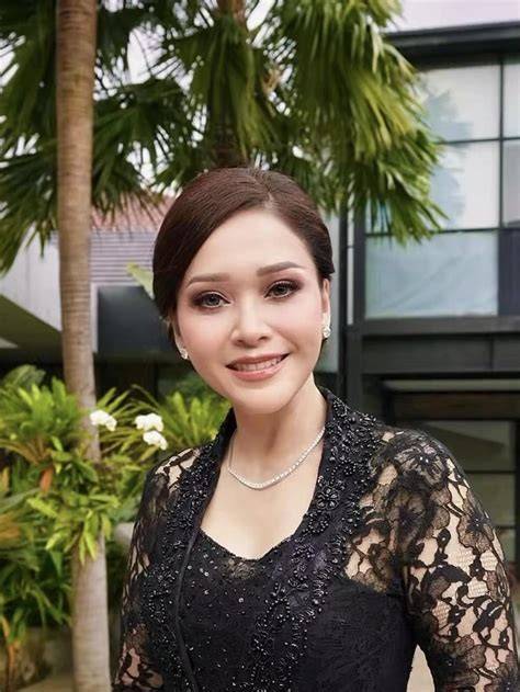 sex tante meski kelihatan masih bagus tertarik efek natural saat hujan image 3