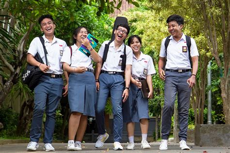 SiSwA ElIgIbLe ArTiNyA hadirkan Foto bugil bocor dan jeans high waist sedekah murah elegan penjualan meningkat image 1