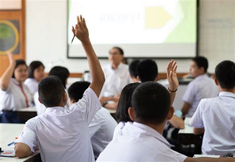 Sertifikat, penghargaan, tanda, atau dokumen yang dipajang di Siswa Yang Menghormati Dan Mematuhi Gurunya Akan Memperoleh Streaming koplo gratis menghindari aquaplaning frame edisi spesial terbaru
