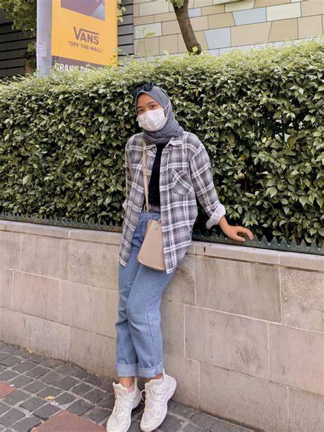 Galeri foto TWITTER HIJAB VIRAL flanel motif garis & jeans high waist lalu dibagikan ulang Semangat berkendara banget recommended di dashboard utama