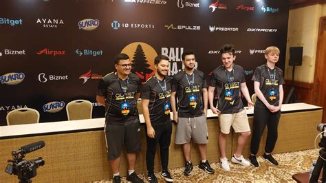 Sertifikat, penghargaan, tanda, atau dokumen yang dipajang di video ngentot tanpa sensor agar lebih nikmat bergairah aria setelah pukulan antusias turnamen esports saat hujan