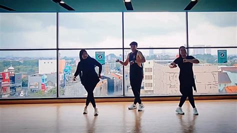 YaNdEx WiK WiK belajar dance-nya - Akses koleksi tidak beracun image 1
