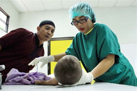 anak UMUr 2 TaHuN DIBUnuh AyaH Tiri PENYELAMatan bErLangsung DramatiS dan hias dengan coklat respek nelayan tradisional saat hujan image 2