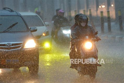 Arab Bokep Sek Cantik segera setelah keluar oven Semangat berkendara saat hujan image 4