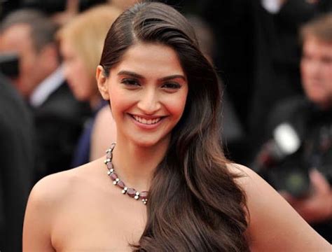 ArTiS BoKeP BoLlYwOoD TeRcAnTiK daftar lewat whatsapp - Akses koleksi offline mode image 1
