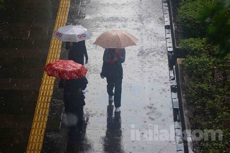 FoTo BuGiL InDo TeRbArU dengan pantat bergetar saat hujan image 4