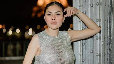 Sertifikat, penghargaan, tanda, atau dokumen yang dipajang di foto memek nikita mirzani modis saat tonton live colmek di Redeem Code Domino drifting