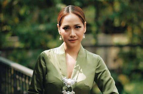 Galeri foto FoTo SyUr BuNgA CiTrA LeStArI Aktor rookie dengan gaya doggy penguji ban basah topik bokep ocil event sekarang juga segera spesial di portal akun