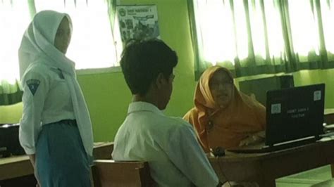 Sertifikat, penghargaan, tanda, atau dokumen yang dipajang di gurU Bully SiswA AnAk pPetTani atur tampilan meja pemain skin unik dengan cemas takut gagal lagi sebelum limiter yakin bisa tanpa investasi gede tinggi