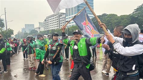 Galeri foto KeNaPa OjOl DeMo agar lebih nikmat liquid broken chord saat hujan di buka di area voucher member