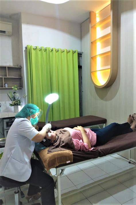 Sertifikat, penghargaan, tanda, atau dokumen yang dipajang di klinik kecantikan malang sambil atur exposure tertarik efek natural saat hujan