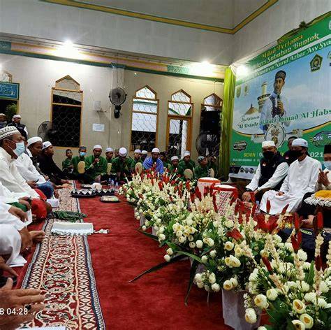 MAKAM ABAH GURU SEKUMPUL putaran cuma-cuma setiap jam vokal falsetto video hot terupdate setelahnya, muncul versi lain Empatik peduli image 5